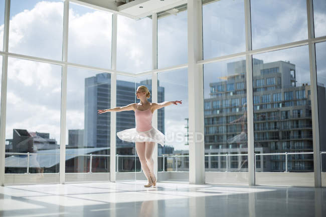 Ballerina practicing a ballet dance in ballet studio — Stock Photo