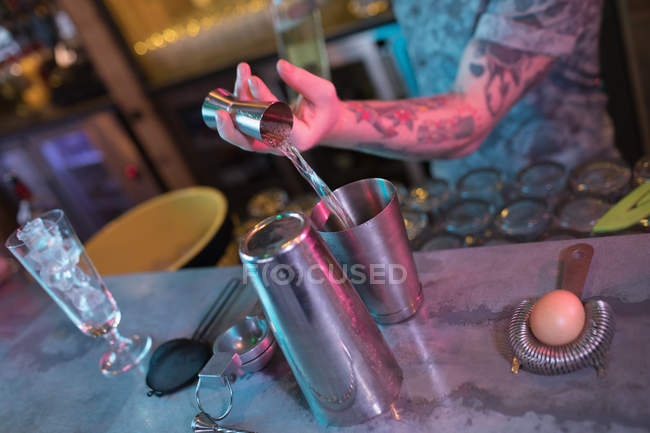 Barkeeper bereitet einen Drink an der Theke in der Bar zu — Stockfoto