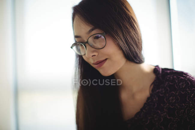 Dirigeant d'entreprise portant des lunettes au bureau — Photo de stock