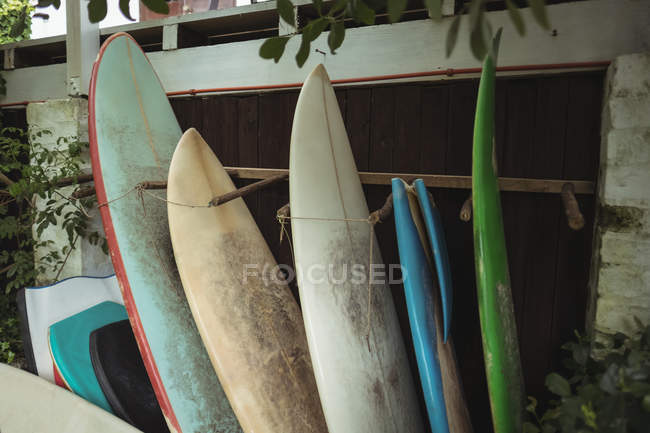 Surfbretter außerhalb des Gebäudes angeordnet — Stockfoto