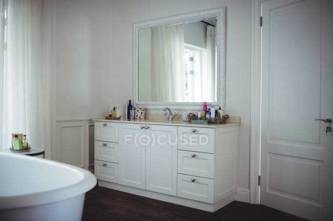 Empty bathroom with bathtub and bathroom chest at home — Stock Photo