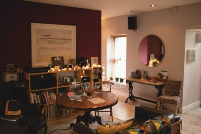 Interior vazio da sala de estar com mobiliário vintage de casa — Fotografia de Stock