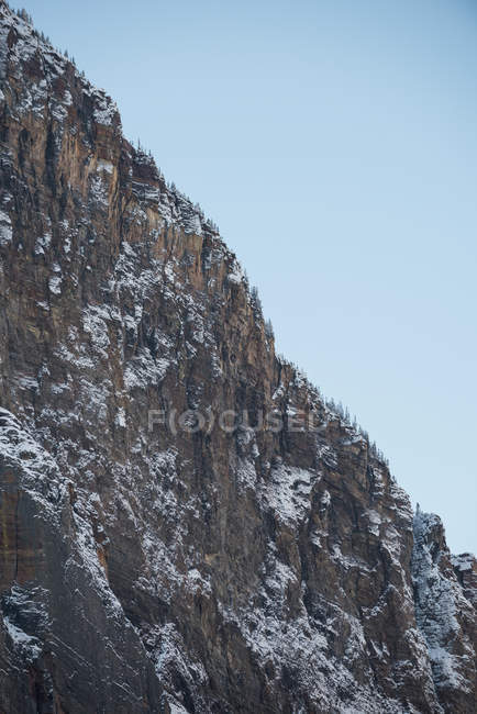 Вид на гору, вкриту снігом взимку — стокове фото