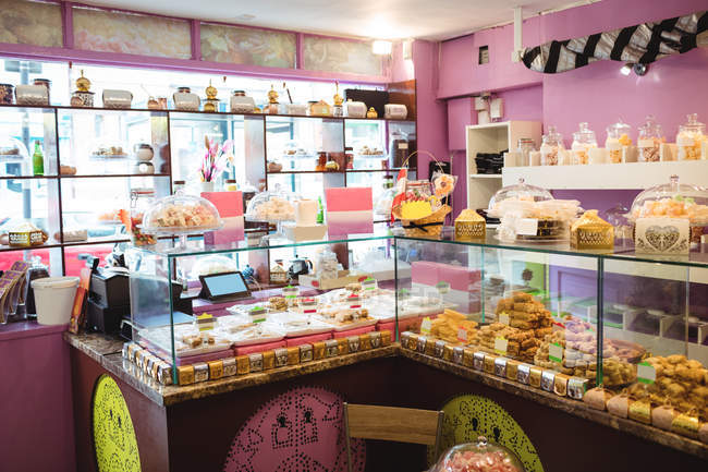 Різні турецькі солодощі розташовані на полицях і відображаються в магазині — стокове фото