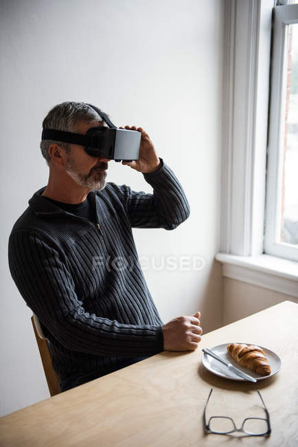 Людина використовує заголовки віртуальної реальності вдома. — стокове фото