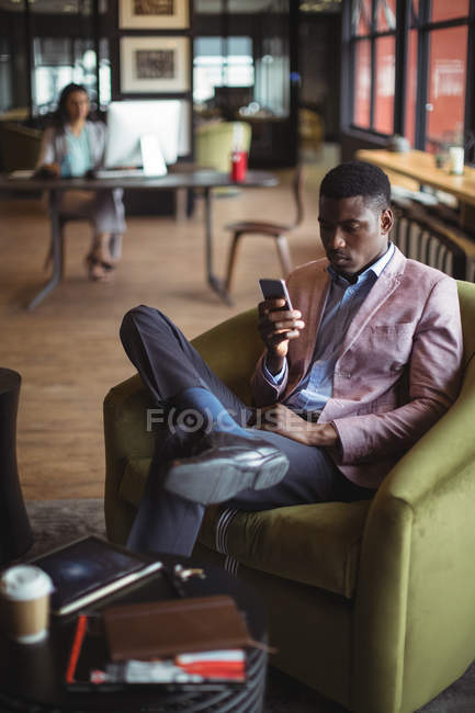 Empresário usando tablet digital no escritório — Fotografia de Stock
