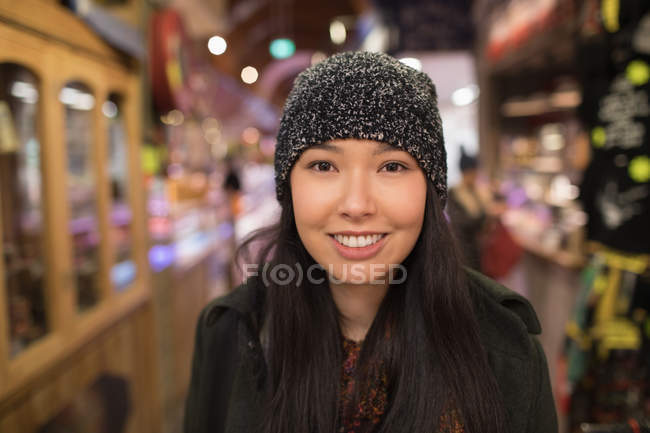 Retrato de mulher sorridente em pé no supermercado — Fotografia de Stock