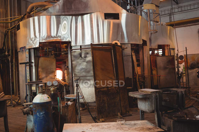 Estación de trabajo vacía y horno de sopladores de vidrio en la fábrica de soplado de vidrio - foto de stock