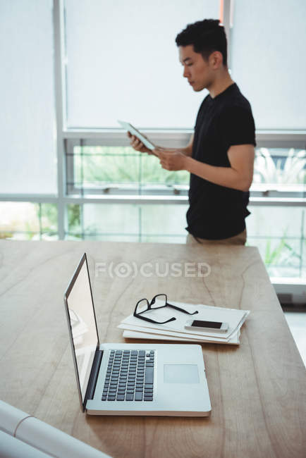 Бізнес-керівник за допомогою цифрового планшета в офісі — стокове фото