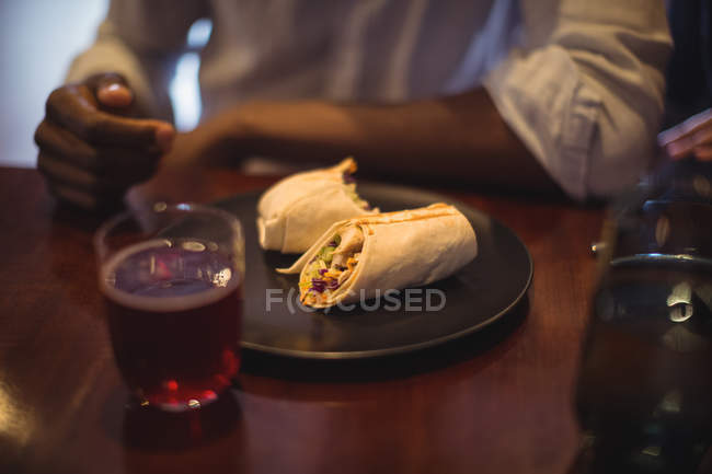 Primo piano dell'uomo che mangia al ristorante — Foto stock