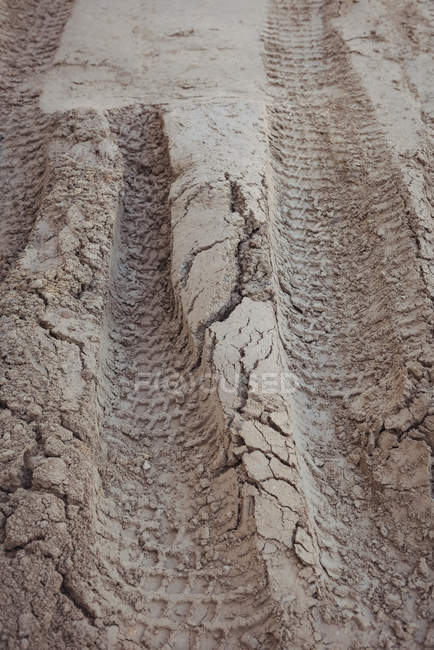 Pista di pneumatici sul fango in cantiere — Foto stock