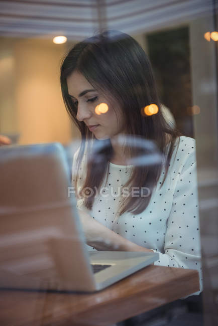 Mulher de negócios bonita usando laptop no café — Fotografia de Stock