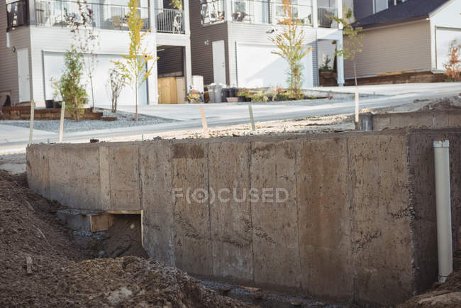 Fondazione in calcestruzzo con tubo di drenaggio in cantiere — Foto stock