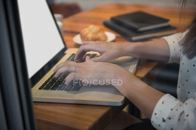 Hände einer Geschäftsfrau mit Laptop im Café — Stockfoto