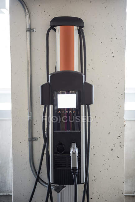 Крупный план зарядного устройства автомобиля на электрозарядной станции — стоковое фото