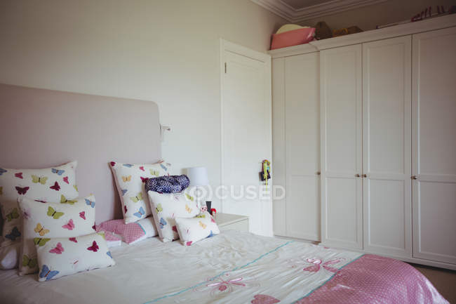 Letto vuoto in camera da letto a casa — Foto stock