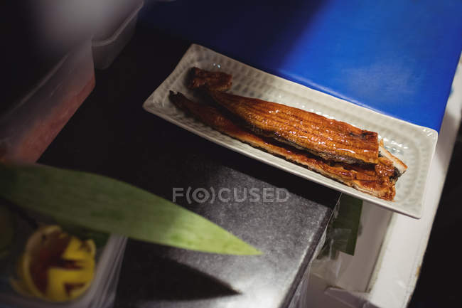Gebratener Fisch auf Serviertablett in der Küche — Stockfoto