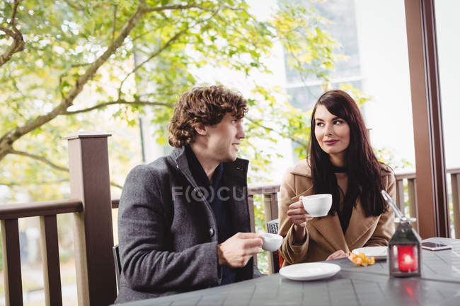 Счастливая пара пьет кофе в ресторане — стоковое фото