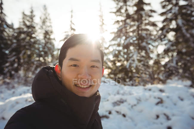 Retrato de homem sorridente em roupas quentes durante o inverno — Fotografia de Stock