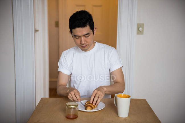A meio da sessão do homem tomando um café da manhã em casa — Fotografia de Stock