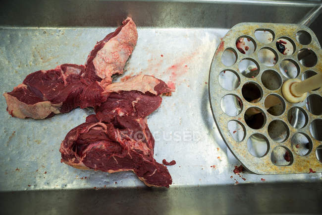 Gros plan sur les côtes de viande de bœuf dans la machine industrielle — Photo de stock