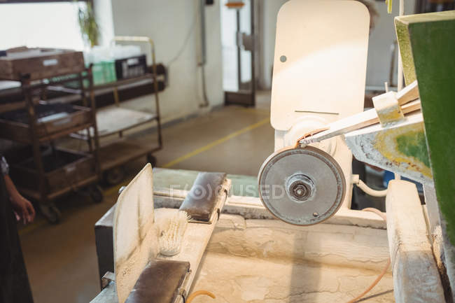Порожня робоча станція на скляному заводі — стокове фото