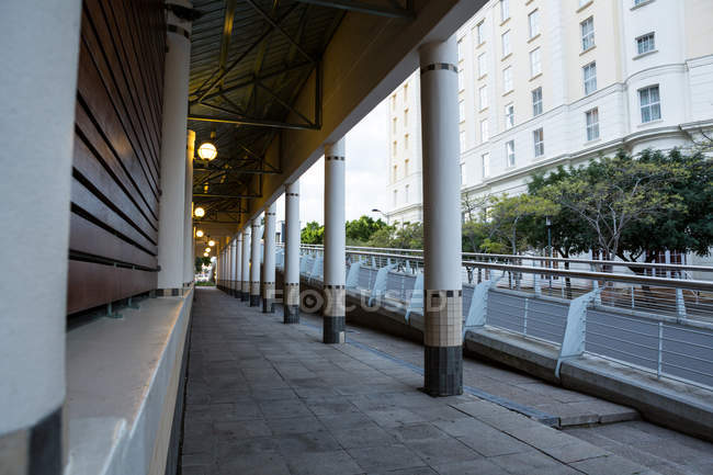Vista urbana de la pasarela que pasa por edificios de oficinas en el distrito de negocios - foto de stock