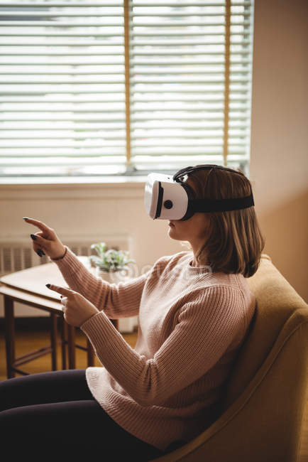 Женщина в домашних наушниках виртуальной реальности — стоковое фото