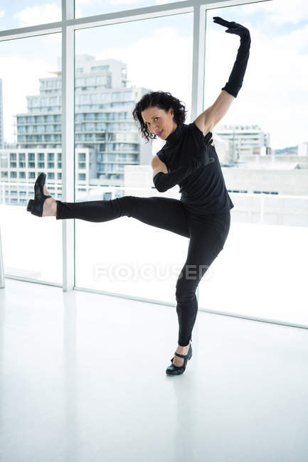 Ritratto di ballerina che pratica danza in studio — Foto stock