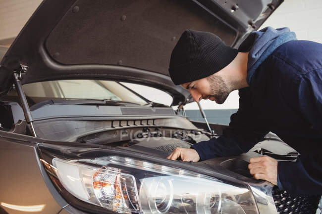 Механік обслуговування автомобіля на ремонт гаража — стокове фото