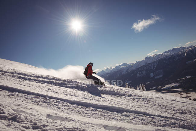 Ski skieur dans les Alpes enneigées en hiver — Photo de stock