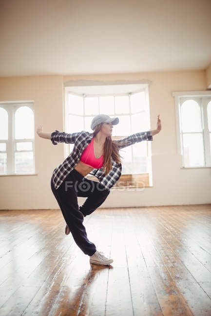 Jeune femme pratiquant la danse hip hop en studio — Photo de stock