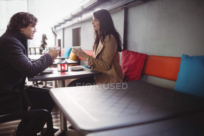 Pareja tomando café juntos en el restaurante - foto de stock