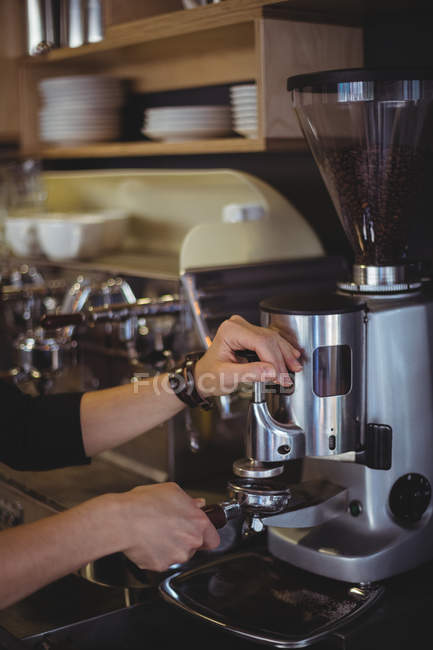 Kellnerin hält Portemonnaie mit gemahlenem Kaffee im Café — Stockfoto