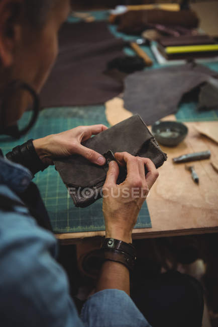 Aufmerksame Handwerkerin bei der Arbeit in Werkstatt — Stockfoto