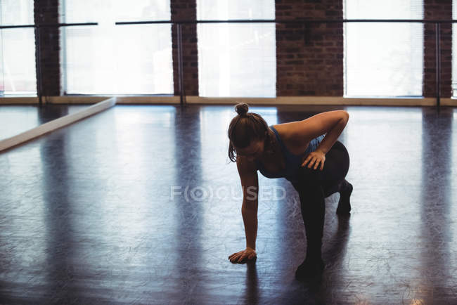 Mulher praticando dança contemporânea no estúdio de dança — Fotografia de Stock