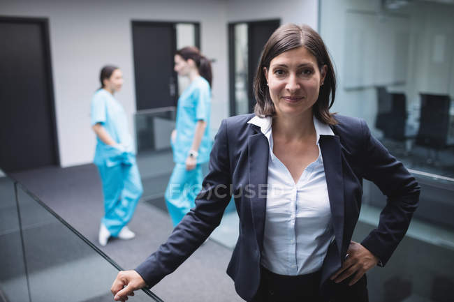Портрет усміхненої жінки-лікарки в лікарняному коридорі — стокове фото