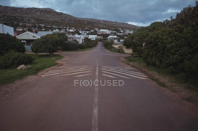 Пустая дорога, ведущая в деревню — стоковое фото