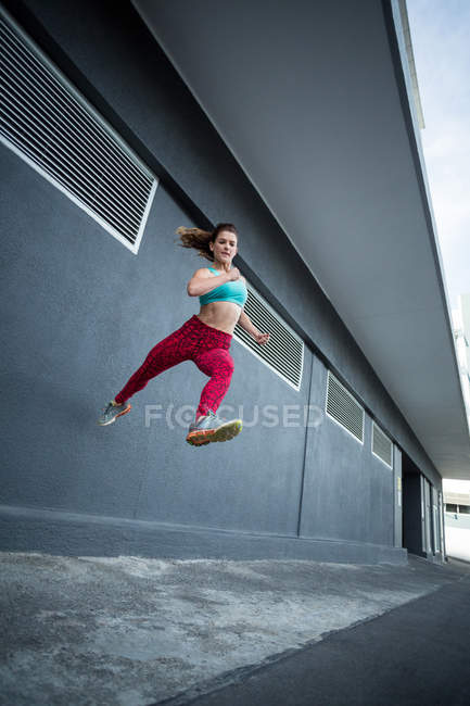 Woman practicing parkour on the street — Stock Photo