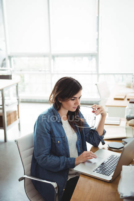 Executivo de negócios cuidadoso usando laptop no escritório — Fotografia de Stock