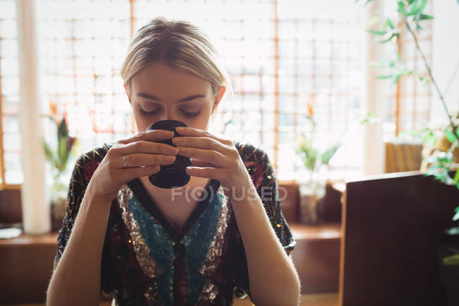 Belle femme prenant le thé au restaurant — Photo de stock
