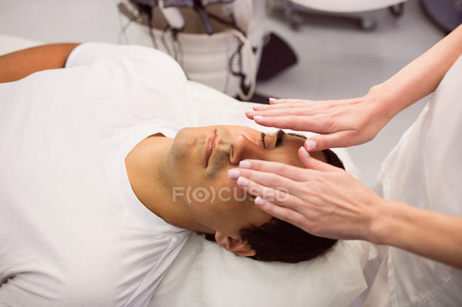 Patient recevant un traitement facial à la clinique — Photo de stock