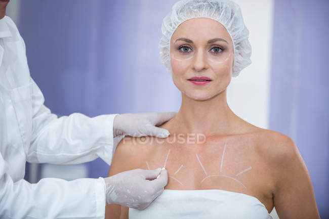 Портрет лікар маркування жіночого тіла пацієнта для хірургії молочної залози — стокове фото