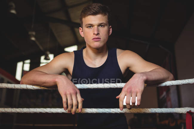 Retrato de boxeador em pé no ringue de boxe — Fotografia de Stock