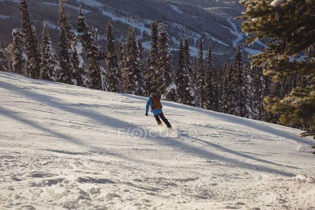Esqui esquiador em montanhas cobertas de neve — Fotografia de Stock