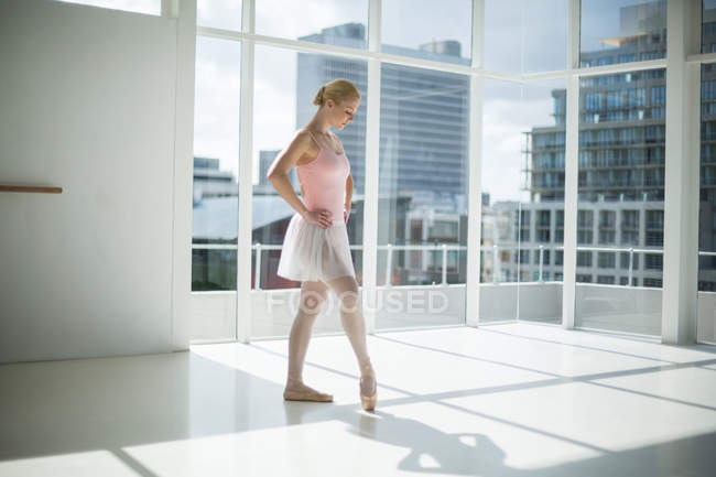 Ballerina che pratica una danza classica in studio di danza classica — Foto stock