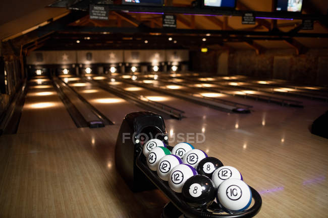 Interno della pista da bowling vuota con palle da bowling — Foto stock