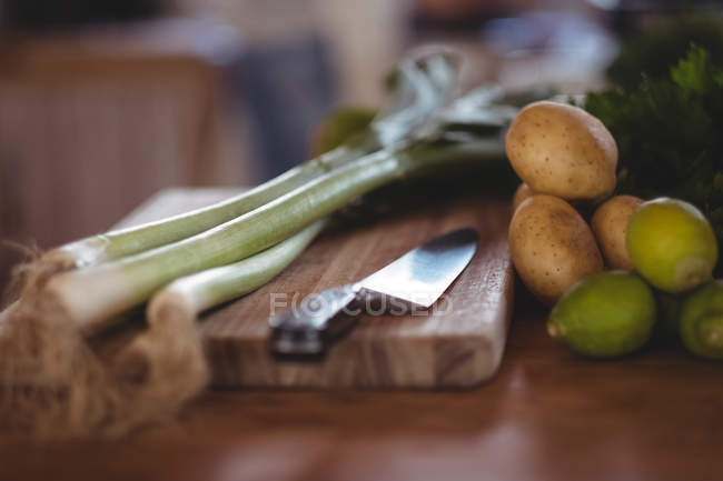 Primer plano de verduras frescas en la encimera de la cocina - foto de stock