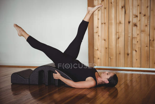 Жінка займається з йогою задньою аркою в фітнес-студії — стокове фото