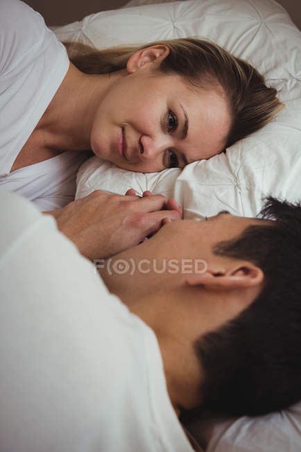 Романтична пара лежить на ліжку в спальні — стокове фото